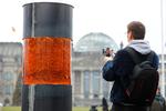 Kunstaktivisterne vil med søjlen i Berlin minde om ofrene for Holocaust og advare kansler Angela Merkels regering imod det højrenationale parti Alternative für Deutschland.  Foto: Hannibal Hanschke/Ritzau Scanpix