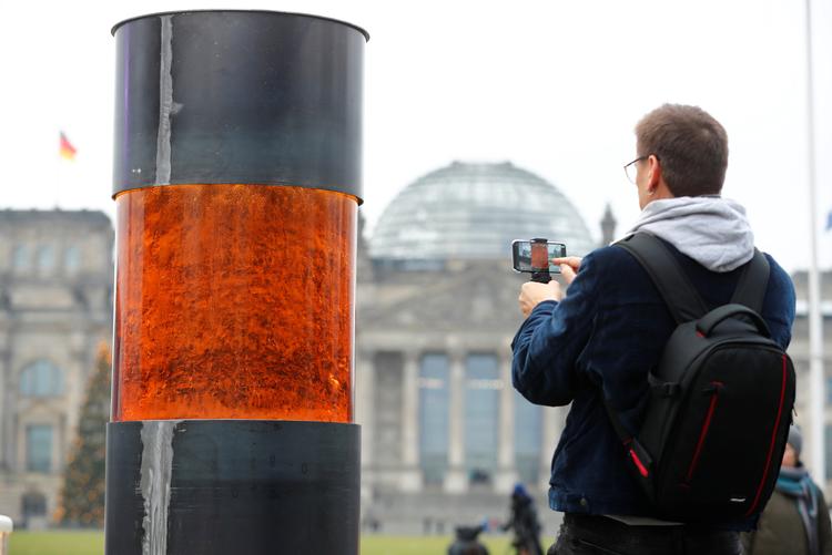 Kunstaktivisterne vil med søjlen i Berlin minde om ofrene for Holocaust og advare kansler Angela Merkels regering imod det højrenationale parti Alternative für Deutschland.  Foto: Hannibal Hanschke/Ritzau Scanpix