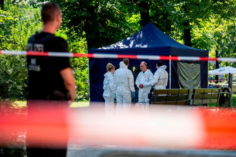 Retsmedicinere arbejder i parken Kleiner Tiergarten i Berlin efter et drab 23. august 2019. Foto: Christoph Soeder / dpa / AFP) / Germany OUT
   Foto: Christoph Soeder/Ritzau Scanpix