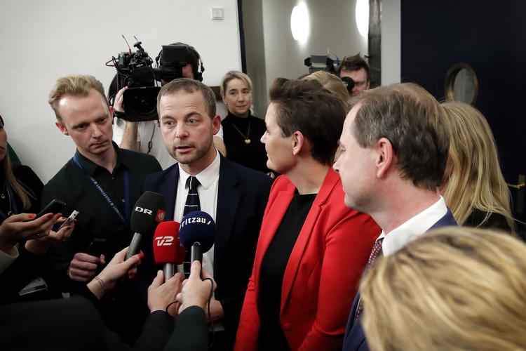 Finansloven er forhandlet færdig i Finansministeriet.  Radikales Morten Østergaard, SFs Pia Olsen Dyhr og Finansminister Nicolai Wammen.
   Foto: Jens Dresling/POLFOTO