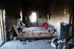 I denne forladte bygning bor en gruppe mandlige flygtninge i alle aldre. Der er iransk musik på telefonens højttaler, og en flok kaninunger render ind og ud og spiser madrester.  Foto: Camilla Egeborg Møller