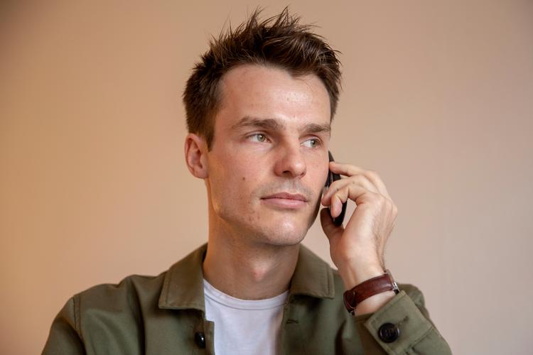 »Jeg synes, jeg brugte alt for meget tid på det«, siger 27-årige Mathias Duus, der i første omgang som et eksperiment købte en Nokia 3310.  Foto: Miriam Dalsgaard/POLFOTO