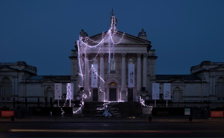 Noget er der sket med fronten på museet Tate Britain. Hærværk? Stormflod? Eller kunstnerisk udsmykning? Julen har bragt andet end velsignet bud i år.  Foto: The Depth of Darkness, the Return of the Light, Anne Hardy Tate Britain Winter Commission© Anne Hardy: Courtesy Maureen Paley, London. Photo © Tate (Oliver Cowling) 2019