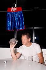 Et par bokseshorts og en flaske vodka overgik fuldstændig Paw Henriksens forventninger.  Foto: Andreas Merrald/POLFOTO