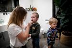 Helle Binzer og hendes sønner gør klar til at tage mod børnehave og vuggestue. I vuggestuen plejer 2-årige Bjørn at holde sig for sig selv. Foto: Jens Dresling/POLFOTO
