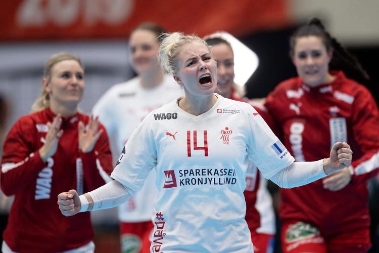  Lotte Grigel (14) jubler igennem, da sejren over Brasilien er i hus. 
   Foto: Bo Amstrup/Ritzau Scanpix