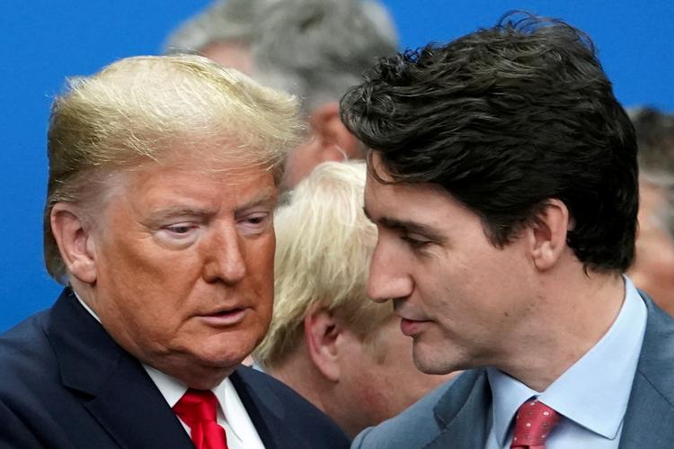 Donald Trump taler med Canadas Justin Trudeau under Nato-topmødet.
   Foto: Kevin Lamarque/Ritzau Scanpix