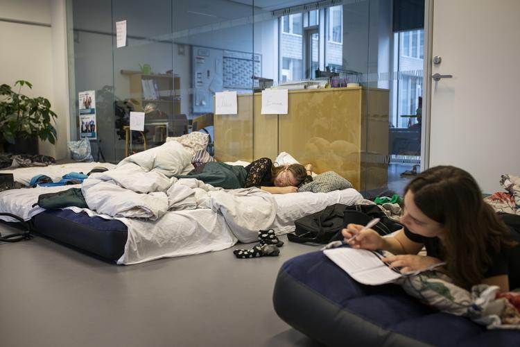 Luftmadresser, soveposer, bannere og sikkert en stor mængde kaffe. I 38 dage har studerende på KU blokeret for ledelses- og medarbejdergangen på Det Humanistiske Fakultet på KU. Nu har parterne fundet en midlertidig løsning.  Foto: Jens Hartmann Schmidt/POLFOTO