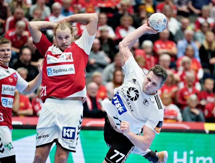 For sidste sæson skal Henrik Møllgaard (tv.) og Aalborg bakse med Michael V. Knudsen (th.) på stregen.
   Foto: Henning Bagger/Ritzau Scanpix