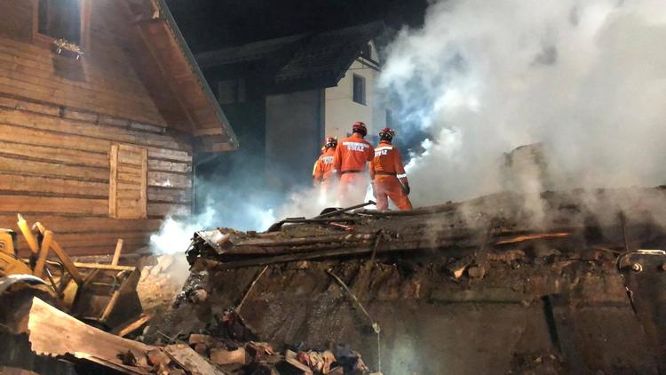 Der boede otte mennesker i bygningen, som redningsarbejdere siden onsdag aften har ledt efter. Foto: Radio Bielsko/Ritzau Scanpix