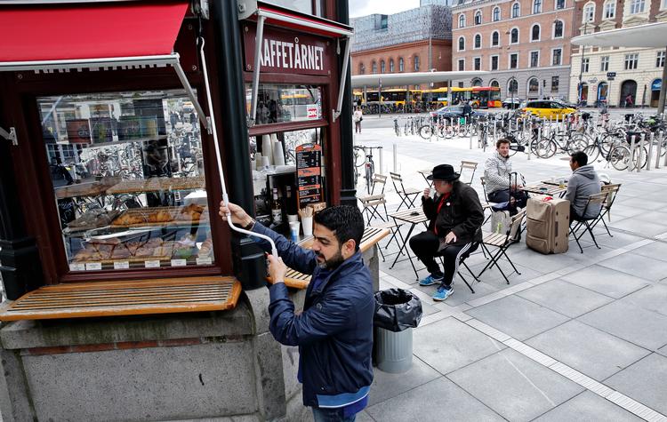 Abdullah Muhammad Abu-Lif lejer en af Københavns gamle telefonkiosker ved Nørreport til at drive kaffebaren Kaffetårnet Foto: Jens Dresling (arkiv)/POLFOTO