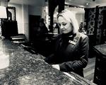 44-årige Aneta Rumsey er født i Polen, men kom som 6-årig til England. Hun er gift med en englænder, har en datter og arbejder som receptionist på det store The Bull Hotel midt i katedralbyen Peterborough.  Foto: Sven Helms Skov