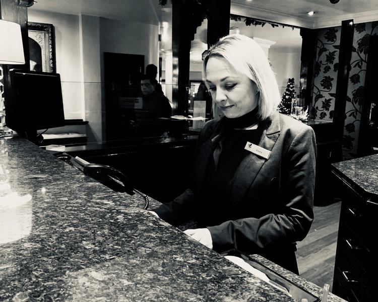 44-årige Aneta Rumsey er født i Polen, men kom som 6-årig til England. Hun er gift med en englænder, har en datter og arbejder som receptionist på det store The Bull Hotel midt i katedralbyen Peterborough.  Foto: Sven Helms Skov