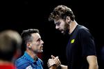 USA's Reilly Opelka (211 cm) og Roberto Bautista Agut (183 cm) ved Swiss Indoors. De kan ikke mødes ved den kommende ATP Cup.   Foto: Arnd Wiegmann/Ritzau Scanpix