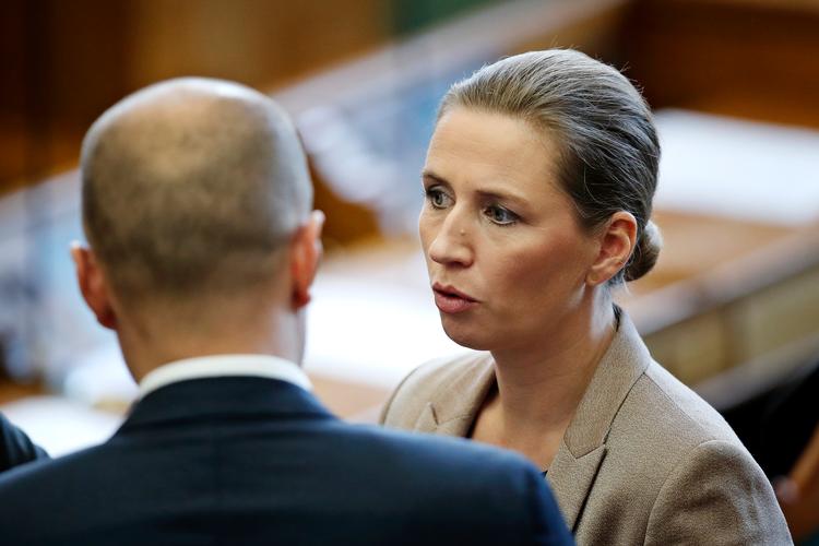 Folketings åbning. Socialdemokraternes formand, statsminister Mette Frederiksen taler med sundhedsminister Magnus Heunicke. Foto: Jens Dresling/POLFOTO