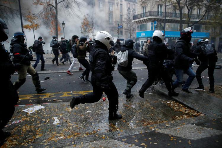 Folk i sammenstød med politi på gaden i Paris. De er utilfredse med en varslet pensionsreform, der vil betyde, at mange skal blive længere på arbejdsmarkedet. Også i andre byer er der strejke og uroligheder.  