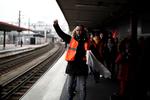 Strejkende jernbanearbejdere på en perron på Gare du Nord i Paris, hvor de rejsende i går blev ramt af omfattende strejker i den offentlige sektor.   Foto: Benoit Tessier/Ritzau Scanpix