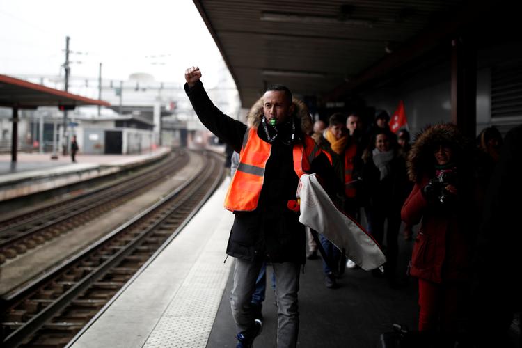 Strejkende jernbanearbejdere på en perron på Gare du Nord i Paris, hvor de rejsende i går blev ramt af omfattende strejker i den offentlige sektor.   Foto: Benoit Tessier/Ritzau Scanpix