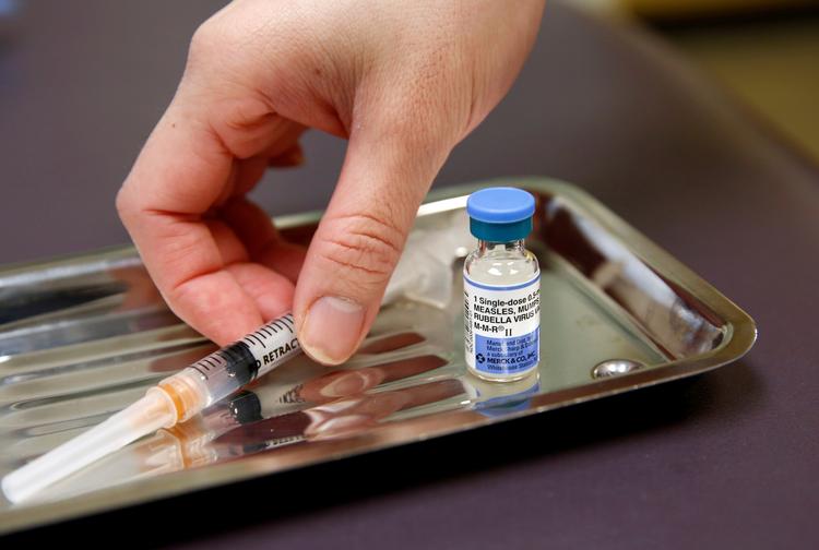 Ideelt set burde 95 procent af verdens befolkning få to mæslingevaccinationer for at hindre udbrud af sygdommen. Men i fjor var det kun 86 procent af alle børn, der blev vaccineret, og det var kun én gang, lyder det fra WHO. Foto: Lindsey Wasson/Ritzau Scanpix
