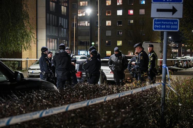 Politiafspærring mandag aften da en 25-årig blev skudt og dræbt i Malmø. Torsdag aften var ofret en 20-årig mand.  Foto: 50090 Johan Nilsson/tt/Ritzau Scanpix