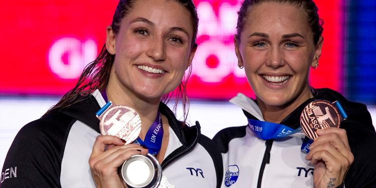 For første gang nogen sinde delte to danske svømmere en medaljeplacering ved et international mesterskab, da Emilie Beckmann og Jeanette Ottesen begge vandt bronze i 50 meter butterfly. Foto Patrick Kraemer/Dansk Svømmeunion 