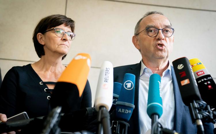 Saskia Esken og Norbert Walter-Borjans skal bekræftes som det tyske socialdemokratis nye formænd på et landsmøde fredag. De vil forhandle om en fire-punktsplan med CDU.   Foto: Kay Nietfeld/Ritzau Scanpix