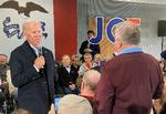 Det er vist ikke et varmt blik Jo Biden giver til den lokale vælger under et møde i New Hampton, Iowa. Biden vil være demokraternes kandidat ved præsidentvalget i 2020.    Foto: Shannon Stapleton/Ritzau Scanpix
