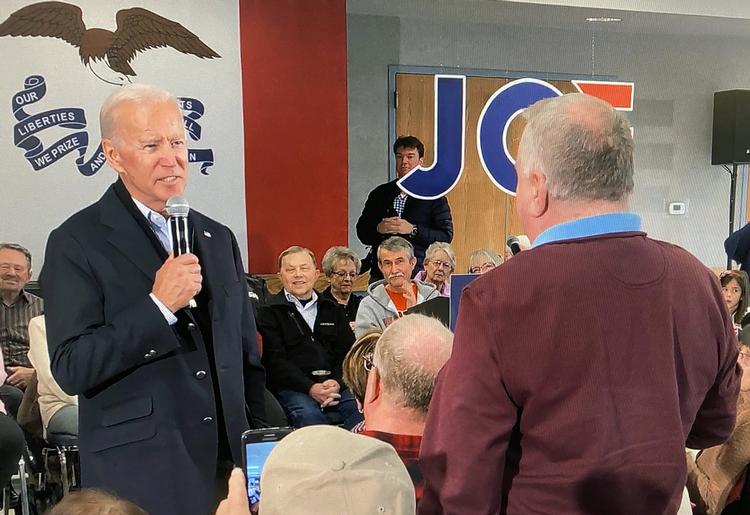 Det er vist ikke et varmt blik Jo Biden giver til den lokale vælger under et møde i New Hampton, Iowa. Biden vil være demokraternes kandidat ved præsidentvalget i 2020.    Foto: Shannon Stapleton/Ritzau Scanpix