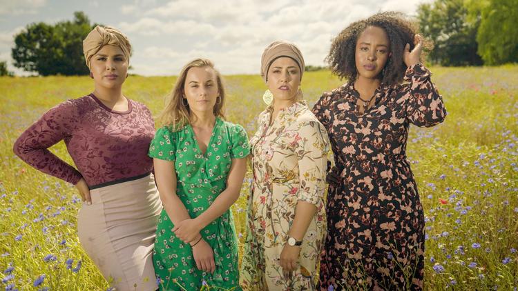 Zahraa, Arbenita, Jenan og Hinda vil selv bestemme, hvordan og med hvem de lever deres liv. Og selvfølgelig skal de det. Foto: Anders Aagaard/DR 