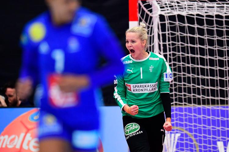 Sandra Toft i det danske mål leverede igen mod Frankrig en meget stor præstation, som var med til at ryste de franske modstandere.  
   Foto: Bo Amstrup/Ritzau Scanpix