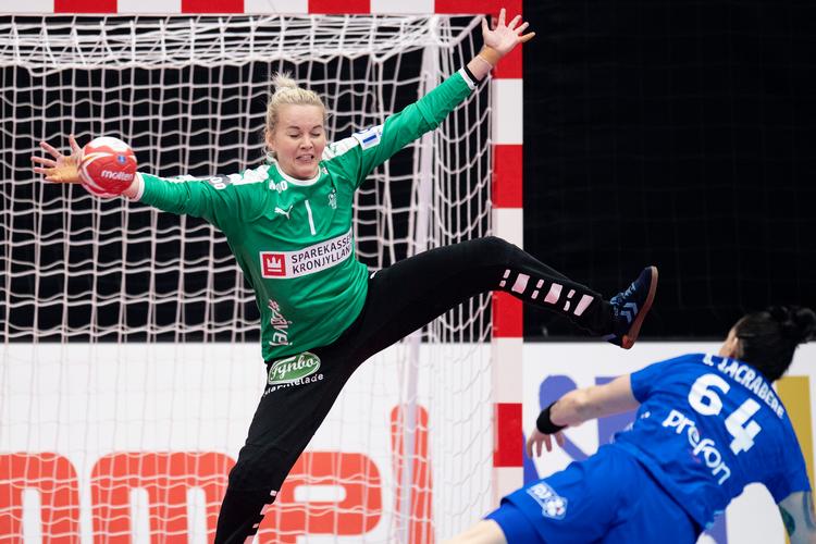 Sandra Toft stod en blændende kamp, og tog flere af de franske forsøg fra helt fri position.
   Foto: Bo Amstrup/Ritzau Scanpix