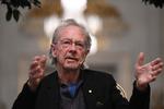 Peter Handke gad ikke svare på kritiske spørgsmål på dagens pressemøde op til Nobelprisfesten. Foto: Jonathan Nackstrand/Ritzau Scanpix