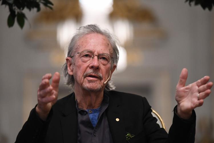 Peter Handke gad ikke svare på kritiske spørgsmål på dagens pressemøde op til Nobelprisfesten. Foto: Jonathan Nackstrand/Ritzau Scanpix