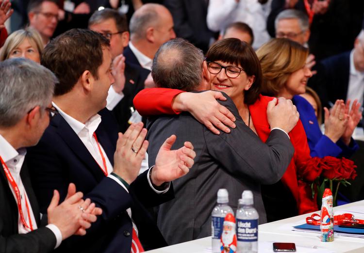 For første gang  har SPD to formænd. Norbert Walter-Borjans blev valgt af næsten 90 procent af de delegerede og Saskia Esken med  76 procent på  partiets landsmøde.   
   Foto: Fabrizio Bensch/Ritzau Scanpix