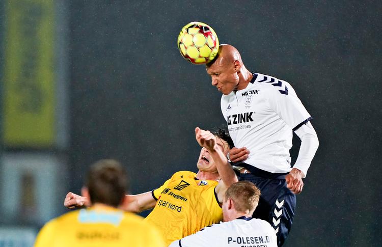 En af mange luftdueller i Superligakampen mellem Hobro og AC Horsens.
   Foto: Henning Bagger/Ritzau Scanpix