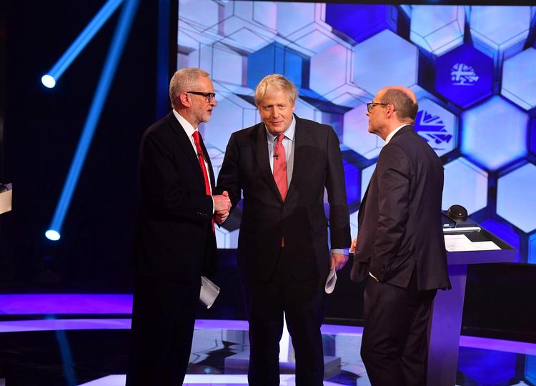 De gav da hånd til sidst, da Boris Johnson og Jeremy Corbyn havde duelleret for sidste gang inden valget Foto: Jeff Overs/bbc/Ritzau Scanpix