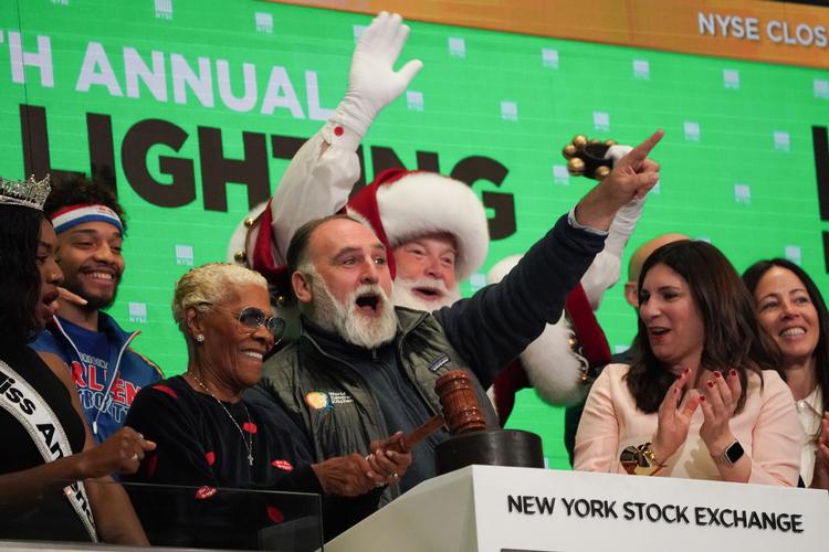 Julemanden kiggede forbi, da børsen på Wall Street i New York lukkede torsdag i denne uge. Kurserne steg en smule, men ellers er det så som så med gaver til aktionærerne, hvis ve og vel ikke længere skal være virksomhedernes førsteprioritet.  
 
   Foto: Bryan R. Smith/Ritzau Scanpix