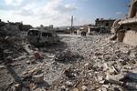 Beboere tjekker skaderne efter angrebet i Al-Bara i Idlib-provinsen.  Foto: Omar Haj Kadour/Ritzau Scanpix