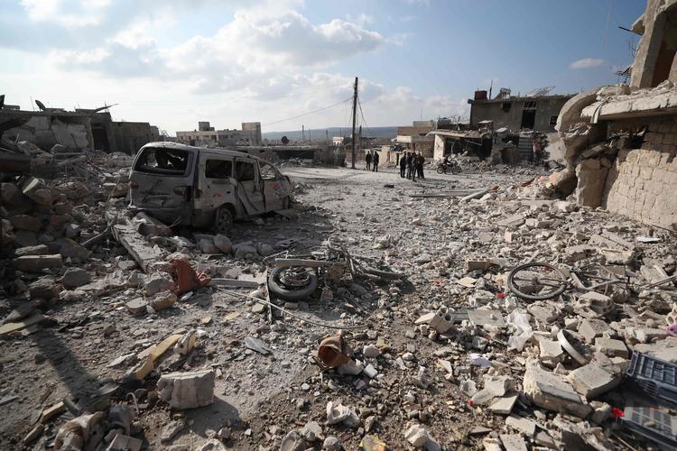 Beboere tjekker skaderne efter angrebet i Al-Bara i Idlib-provinsen.  Foto: Omar Haj Kadour/Ritzau Scanpix