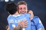 Lazios serbiske midtbanespiller Sergej Milinkovic-Savic (th.) fejrer en scoring sammen med sin holdkammerat Luis Alberto. Foto: Filippo Monteforte/Ritzau Scanpix