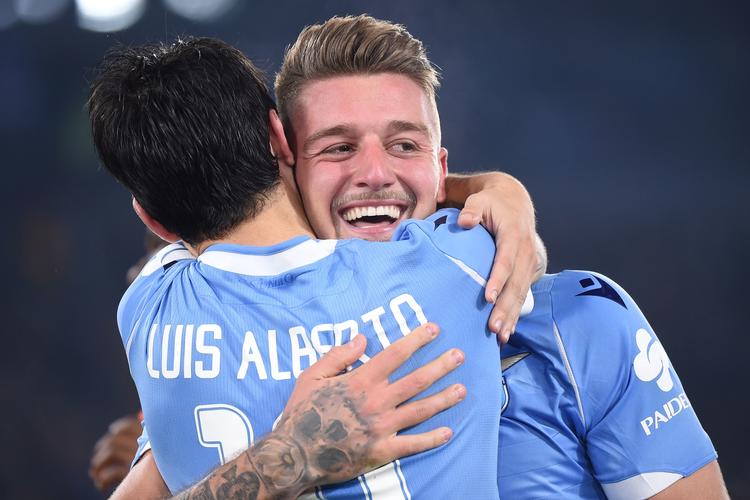 Lazios serbiske midtbanespiller Sergej Milinkovic-Savic (th.) fejrer en scoring sammen med sin holdkammerat Luis Alberto. Foto: Filippo Monteforte/Ritzau Scanpix