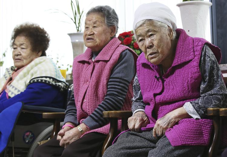 
   Arkiv. Koreanske kvidner som under Anden Verdenskrig var sexslaver for den japanske hær venter på svar fra et politisk møde mellem Japans og Sudkoras udernrigsministere mødets i 2015.  (Hong Ji-won/Yonhap via AP) KOREA OUT
   Foto: Ay Tt**tok**/AP