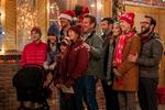 Familien Quinn ynder at divertere deres naboer med christmas carols, selvom traditionen er gået af mode. Netop derfor holder de fast, og naboerne er ikke udelt begejstrede.  Foto: Netflix