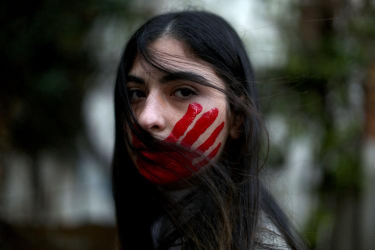 En libanesisk kvinde var blandt deltagerne i en demonstration i Beirut lørdag. Hun var med til at demonstrere mod forskellige former for seksuelt misbrug. 
   Foto: Patrick Baz/Ritzau Scanpix