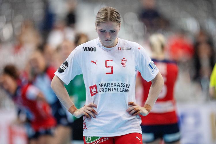 En skuffet Sarah Iversen må konstatere, at det formentlig ikke rækker til en dansk plads i semifinalen.
   Foto: Bo Amstrup/Ritzau Scanpix
