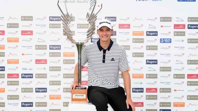 På 18. hul lavede Rasmus Nøjgaard søndag tre gange birdie og en eagle, inden han fik det gigantiske trofæ overrakt. Foto: Europeantour.com