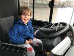 Wilbur Lassen på fem år var et af de børn, der fik mulighed for at lege buschauffør for en dag, da 2 af Københavns og Frederiksbergs 48 nye elbusser blev præsenteret på Rådhuspladsen i dag. Foto: Signe Thomsen 