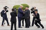 Donald Trump og Kim Jon-un mødtes senest ved grænsen mellem Nord- og Sydkorea i juni.  Foto: Kevin Lamarque/Ritzau Scanpix