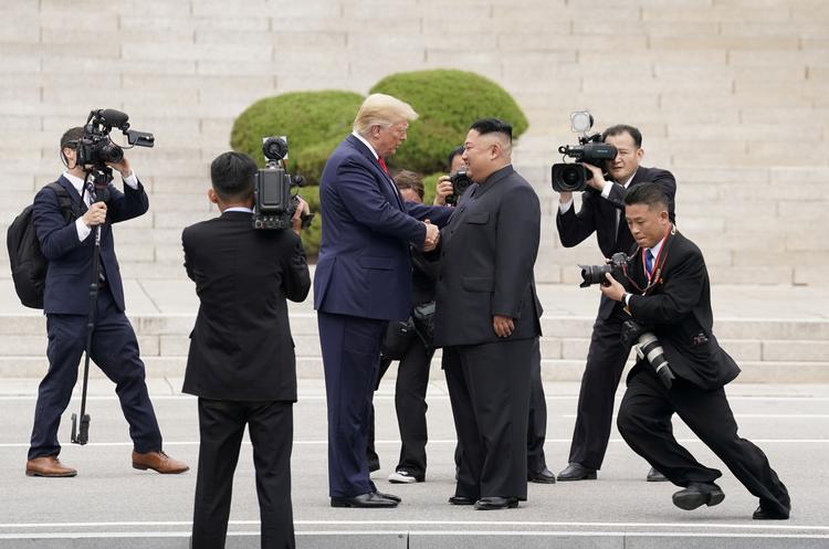 Donald Trump og Kim Jon-un mødtes senest ved grænsen mellem Nord- og Sydkorea i juni.  Foto: Kevin Lamarque/Ritzau Scanpix