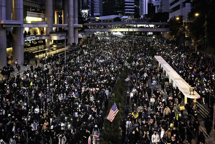 Ved den store demonstration viste mange taknemmelighed over for USA, der har indført en lov, som lægger op til at straffe Kina for konflikten i Hongkong. Foto: Claus Blok Thomsen